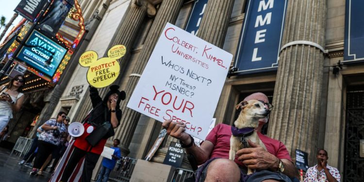 Los escritores de Hollywood ya estaban luchando. Ahora temen la censura