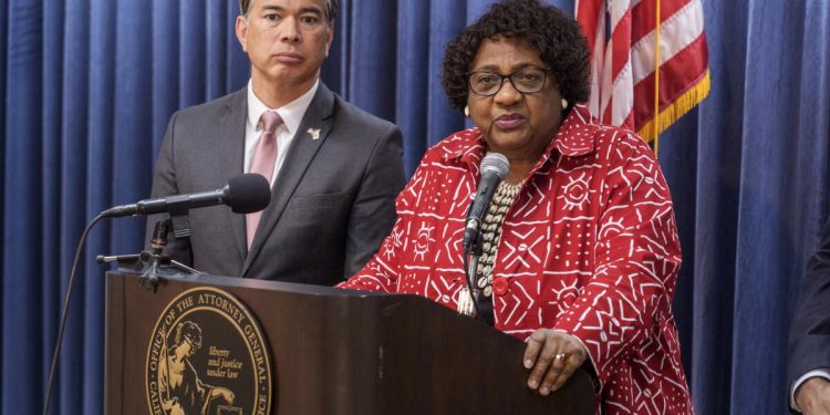 El departamento de justicia demanda a California, otros estados que se han negado a compartir rollos de votantes