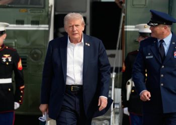 La Corte Suprema mantiene la congelación de fondos de Trump en miles de millones en ayuda extranjera en su lugar