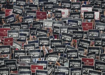 Los amigos de Charlie Kirk resultan alabar la fe del activista conservador asesinado en Memorial