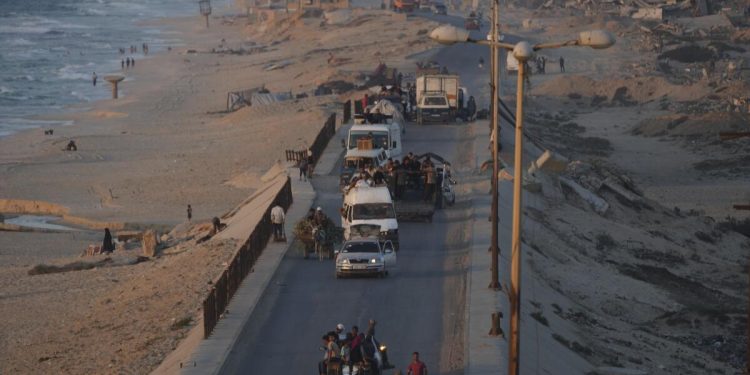 Israel ataca a la construcción de gran altura y amenaza con golpear más en la ofensiva de la ciudad de Gaza