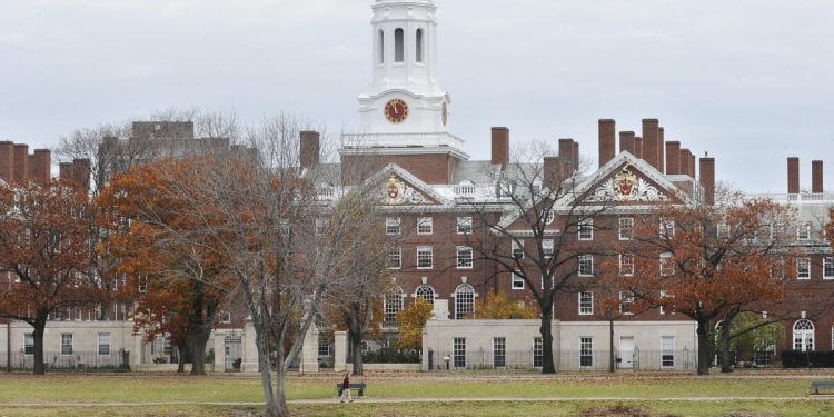 El juez revierte los recortes de la administración Trump de miles de millones de dólares a la Universidad de Harvard