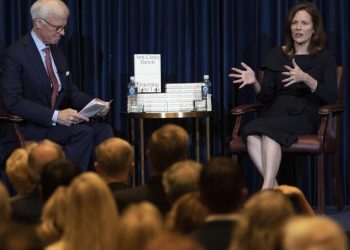 Amy Coney Barrett visita SoCal después de la decisión de inmigración de la Corte Suprema