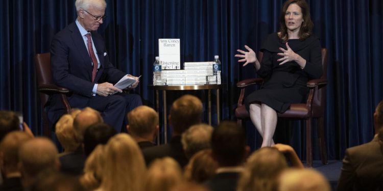 Amy Coney Barrett visita SoCal después de la decisión de inmigración de la Corte Suprema