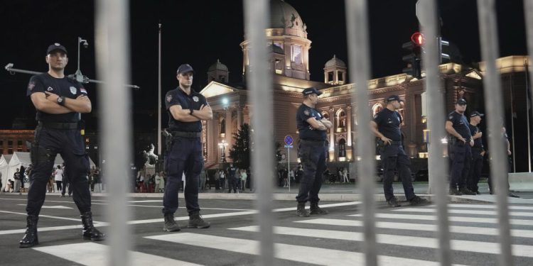 Decenas de miles de protestas antigubernamentales en Serbia