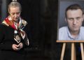 La viuda de Alexei Navalny dice que los informes de laboratorio muestran que su esposo fue envenenado