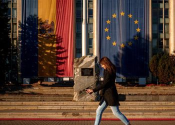 Moldavos para votar en elecciones parlamentarias críticas llenas de reclamos de interferencia rusa