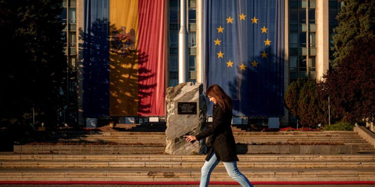 Moldavos para votar en elecciones parlamentarias críticas llenas de reclamos de interferencia rusa