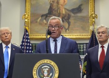 Trump culpa a Tylenol por el autismo, consternando a los expertos