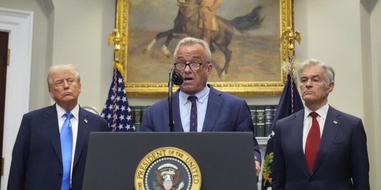 Trump culpa a Tylenol por el autismo, consternando a los expertos