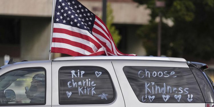 El gobernador de Utah dice que es demasiado pronto para estar seguro del motivo de Kirk Shooter, pero el sospechoso tenía «ideología izquierdista»