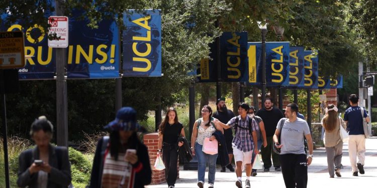 La jueza federal dice que está «inclinada» a ordenar a Trump restaurar $ 500 millones en subvenciones de UCLA