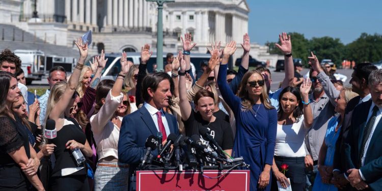 Los sobrevivientes de Epstein imploran el Congreso que actúe como impulso para las compilaciones de divulgación