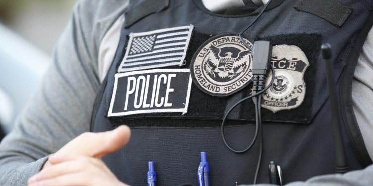 ICE ofrece mucho dinero, pero los policías de California son difíciles de desgarrar