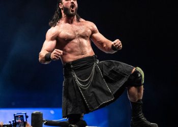 Drew McIntyre de WWE será el hermano 'Highlander' de Henry Cavill