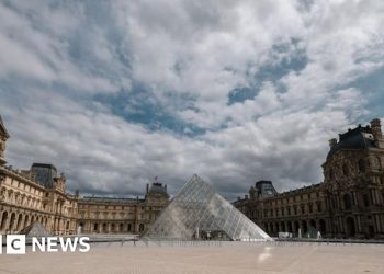 El museo del Louvre en París cerró después de un robo, dice el ministro de Cultura francés