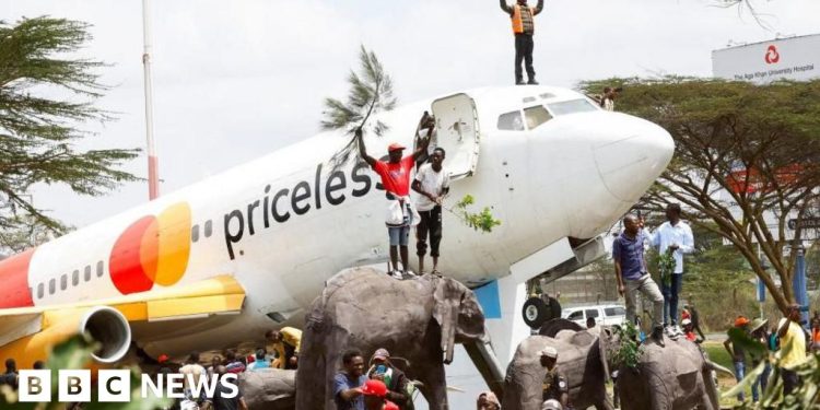 El aeropuerto de Kenia cierra mientras multitudes se reúnen para recibir el cuerpo del ex primer ministro