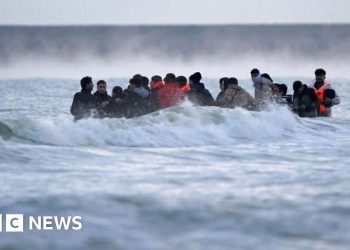 Migrante expulsado a Francia regresa al Reino Unido en una pequeña embarcación