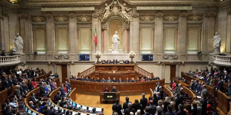 El parlamento de Portugal aprueba la ley de extranjeros modificada con apoyo de la extrema derecha