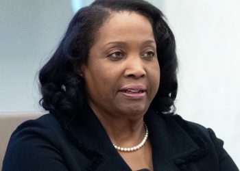 La Corte Suprema permite que Lisa Cook siga siendo una gobernadora de la Reserva Federal por ahora