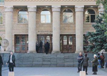 Una adolescente británica embarazada podría recibir dos años de prisión en Georgia por un acuerdo de culpabilidad por tráfico de drogas