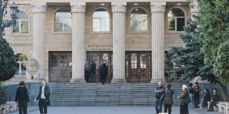 Una adolescente británica embarazada podría recibir dos años de prisión en Georgia por un acuerdo de culpabilidad por tráfico de drogas