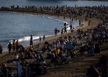 España aplasta a los registros de visitantes de verano en 2025 a pesar de las medidas de abroutismo