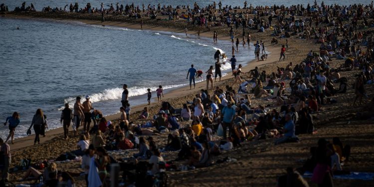 España aplasta a los registros de visitantes de verano en 2025 a pesar de las medidas de abroutismo