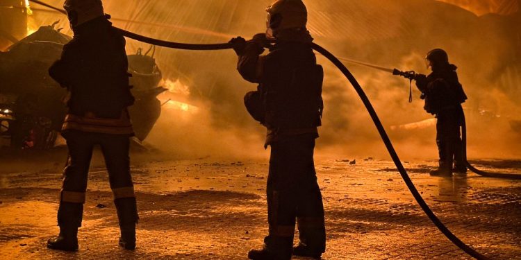 Video. Cinco heridos cuando un ataque con drones rusos provoca un gran incendio en la región de Odesa