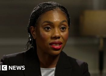 Altos niveles de inmigración dañan comunidades, advierte Kemi Badenoch