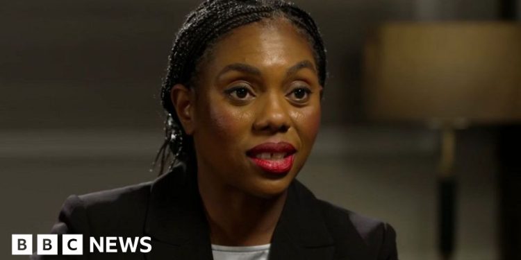 Altos niveles de inmigración dañan comunidades, advierte Kemi Badenoch