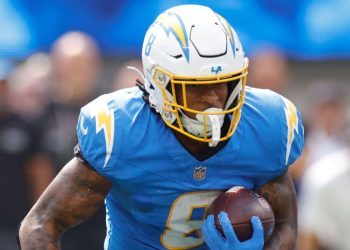 Chargers colocando a RB Omarion Hampton (tobillo) en IR, dice el entrenador