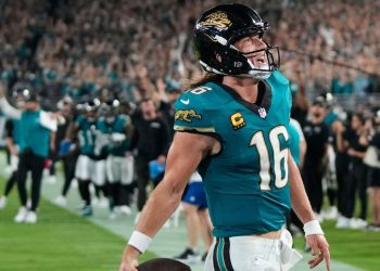 QB Trevor Lawrence ayuda a Jaguars a ganar thriller sobre Chiefs