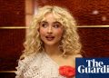 Saturday Night Live: Sabrina Carpenter triunfa en un episodio tonto que evita principalmente la política | Sábado noche en vivo