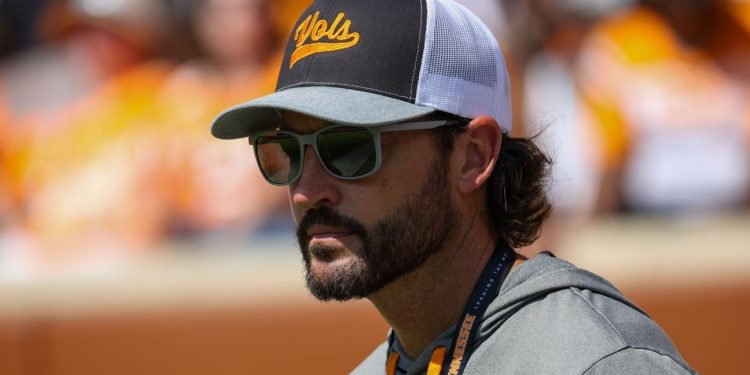 Los Gigantes nombran primero a Tony Vitello de Tennessee como manager en la MLB