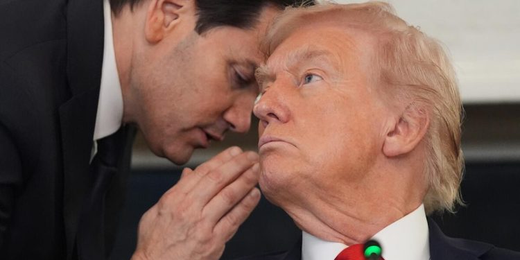 Comentario: Mientras Trump hace estallar supuestas narcobarcas, utiliza un viejo y corrupto manual sobre América Latina