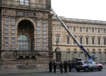 Dos sospechosos admiten su participación en el atraco al Louvre, dice el fiscal
