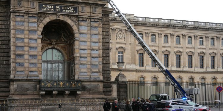 Dos sospechosos admiten su participación en el atraco al Louvre, dice el fiscal