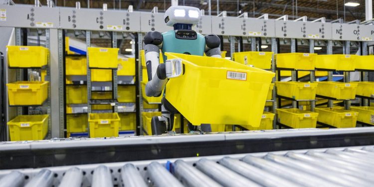 ¿El gran plan navideño de Amazon? Reemplazar 600.000 trabajadores humanos por robots, según un nuevo informe