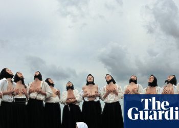 Guarderos de pecho, orgías de esqueleto y penes de cinco metros de altura: Marina Abramović en su espectáculo más atrevido de la historia | Escenario