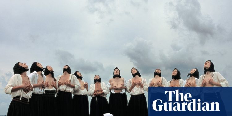 Guarderos de pecho, orgías de esqueleto y penes de cinco metros de altura: Marina Abramović en su espectáculo más atrevido de la historia | Escenario