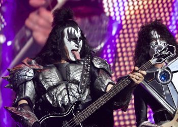 Gene Simmons, miembro de Kiss, sufre aparatoso accidente y es trasladado de emergencia
