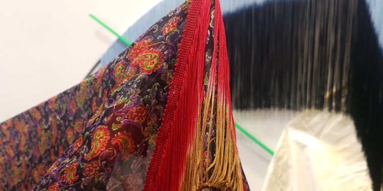 Un espectáculo textil se rompe, cae en cascada y sangra