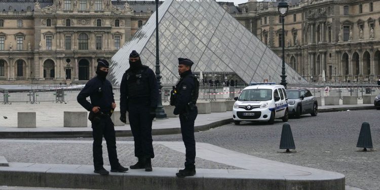 Lo que hay que saber sobre el impactante atraco a las joyas del Louvre