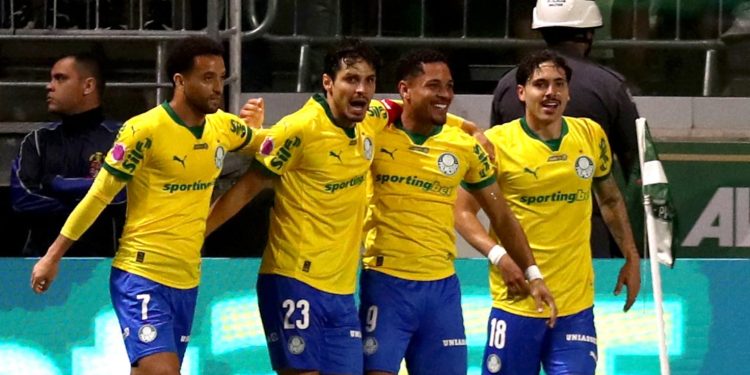 Vitor Roque lidera un huracán