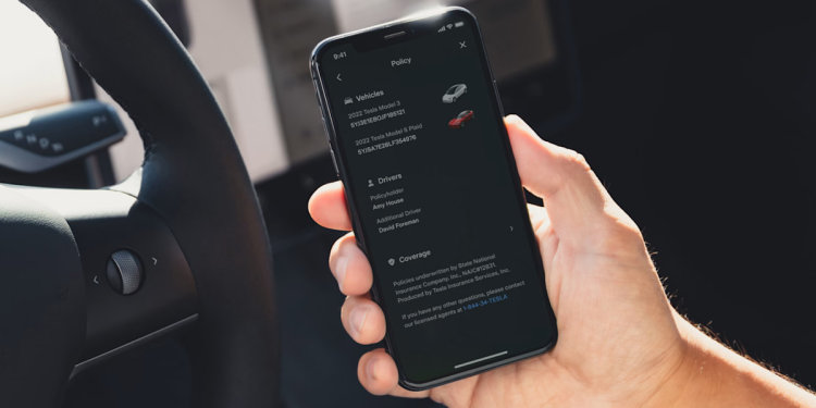 Los reguladores de California amenazan con revocar la licencia de seguro de Tesla por reclamos de mal manejo