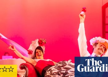 Revisión de A Piano Full of Feathers: la historia del origen de White Christmas lucha con el tono | Teatro