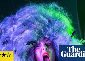 Revisión de Bog Witch: Bryony Kimmings está de regreso con un ajuste de cuentas climático inquietante y divertido | Teatro