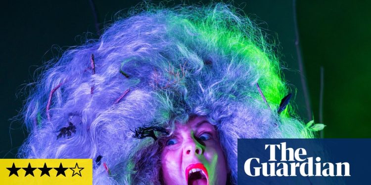 Revisión de Bog Witch: Bryony Kimmings está de regreso con un ajuste de cuentas climático inquietante y divertido | Teatro