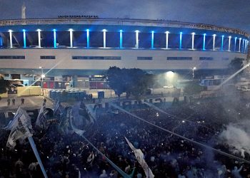Un banderazo copero: los hinchas de Racing armaron una fiesta alrededor del Cilindro :: Olé